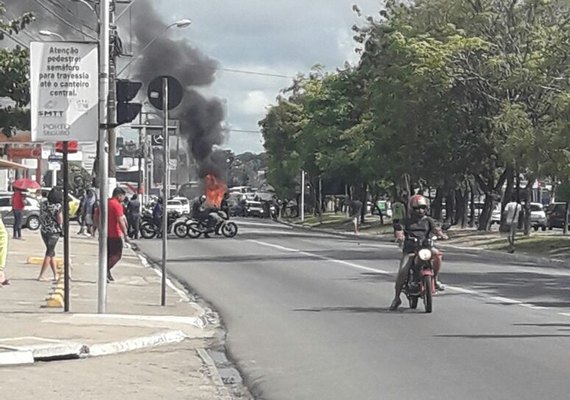 Carro pega fogo e congestiona trânsito na Fernandes Lima