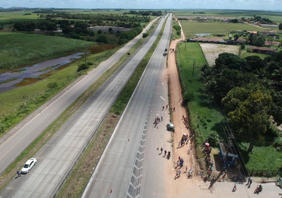 Uma pessoa morre e outras quatro ficam feridas em acidente envolvendo dois veículos na BR-101
