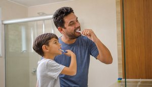 Dentista explica como o exemplo dos pais influencia os cuidados dos filhos com a saúde bucal
