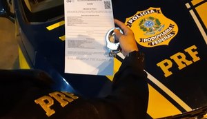 PRF prende homem com mandado de prisão em aberto por homicídio, em Rio Largo