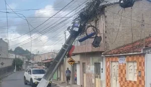 Caminhão danifica poste e deixa fiação elétrica em risco em Arapiraca