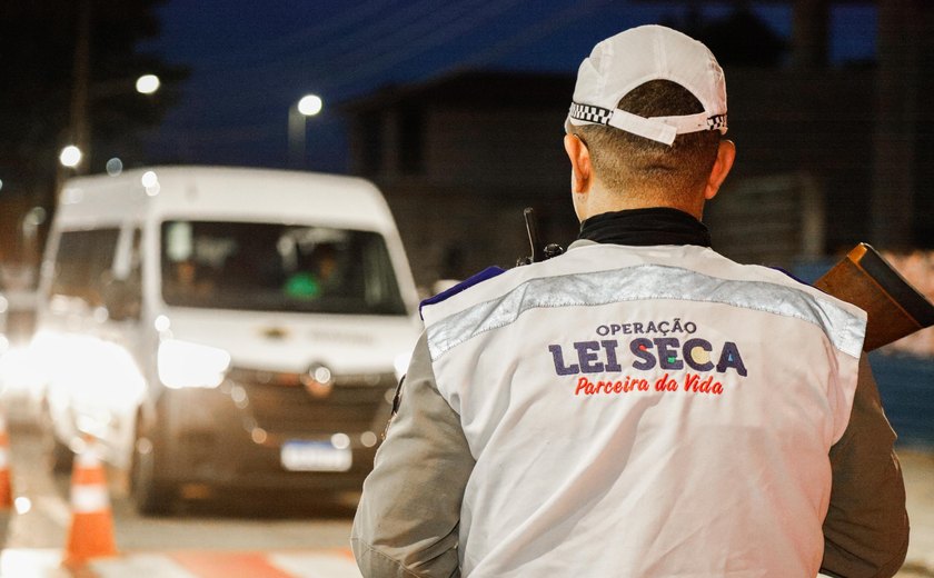 Operação Lei Seca recupera motocicleta roubada durante fiscalização em Maceió