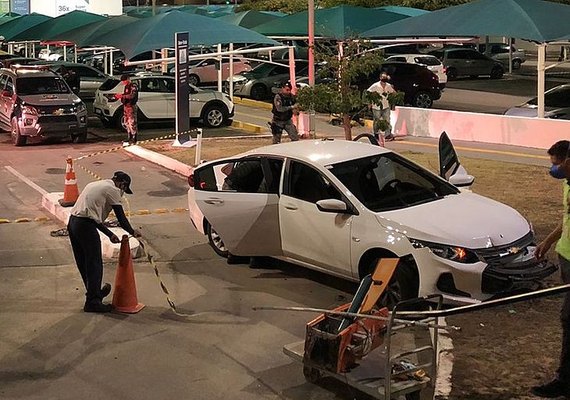 Perseguição a traficantes termina em troca de tiros dentro de estacionamento de loja