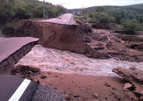 Chuvas rompem ponte e isolam Piranhas (AL) de Canindé (SE)