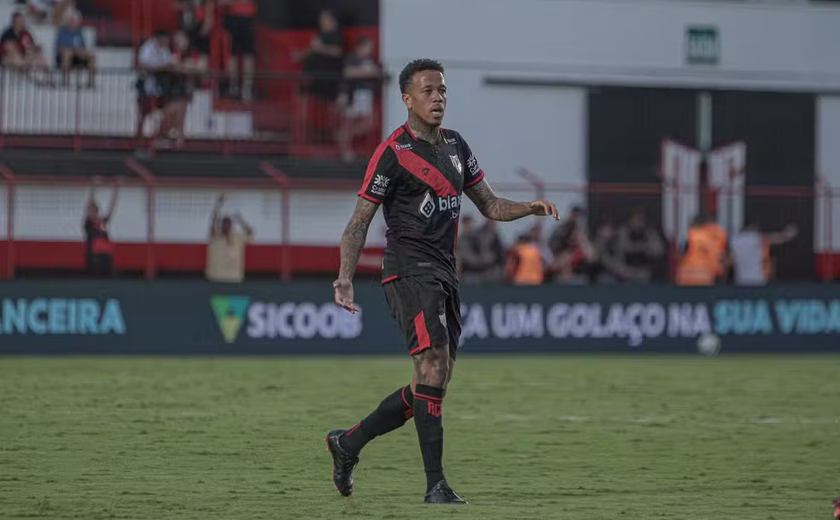 Volante rescinde contrato com Atlético-GO e deve ser jogador do CRB