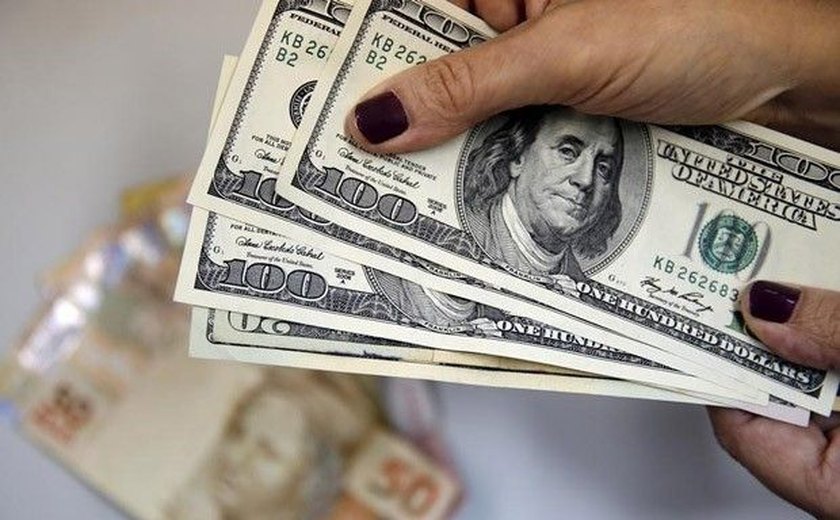 Dólar vira e passa a operar em alta, após bater R$ 3,16 nesta sexta
