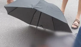 Motociclista sem capacete fica ferido após queda e é socorrido pelo Samu em Maceió