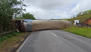 Trecho da BR-101 continua interditado; acidente aconteceu pela manhã