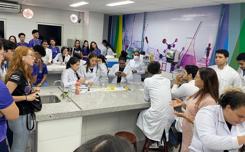 Feira de Profissões em Maceió orienta jovens na escolha da carreira