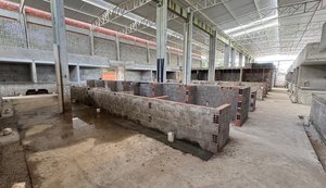 Mercado 'inaugurado' por JHC segue com reforma em andamento e contrato é prorrogado por mais um ano