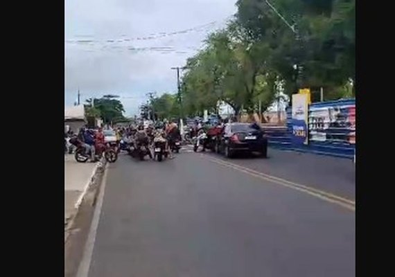 Protesto por falta de água deixa dois sentidos da Avenida Jorge Montenegro congestionada