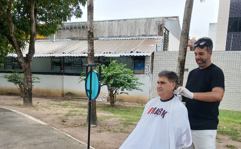 Uruguaio vira atração em Maceió, no corte de cabelo