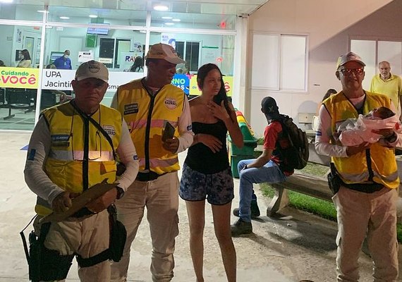 Agentes do Ronda no Bairro salvam vida de bebê engasgada com leite materno