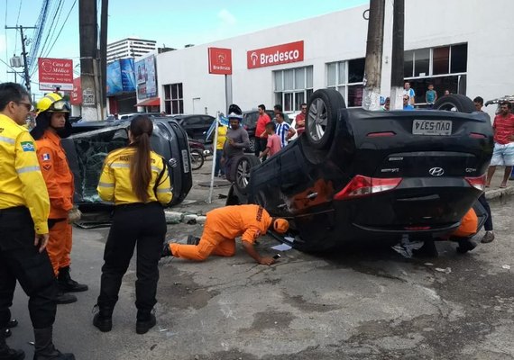 Acidentes deixam trânsito travado na Avenida Fernandes Lima