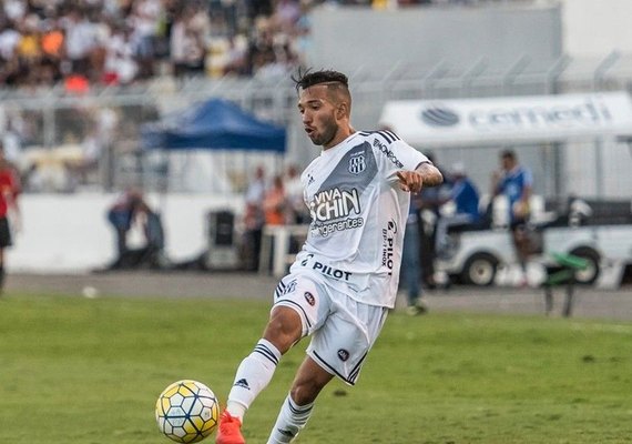 Na mira do Corinthians, atacante Clayson despista sobre futuro