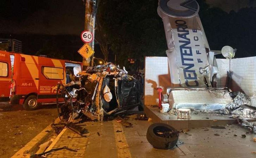 Motorista capota na Avenida Fernandes Lima e carro fica completamente destruído