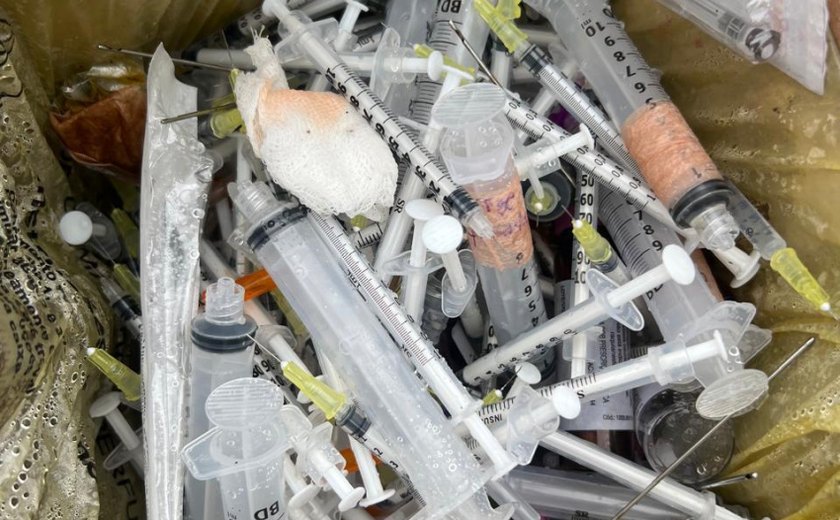 Cerca de ﻿20 kg de medicamentos vencidos, agulhas e seringas usadas são recolhidos ﻿em via pública