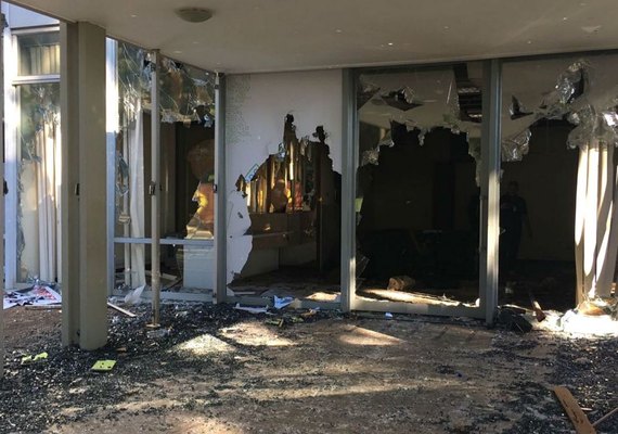 Com vidros quebrados após manifestação, ministérios têm expediente normal