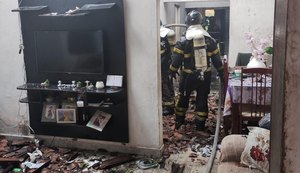 Incêndio atinge residência e idosa é socorrida no Santo Amaro