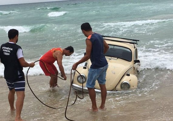 Fusca amanhece dentro do mar em praia de Florianópolis