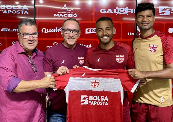 CRB apresenta o meia-atacante Estevão no CT Ninho do Galo