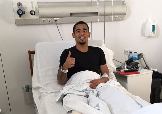 Manchester City divulga foto de Gabriel Jesus depois da cirurgia