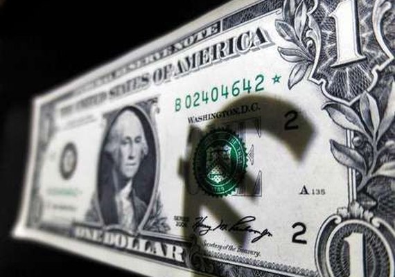 Dólar fecha em forte queda e vai a R$3,10 nesta segunda-feira