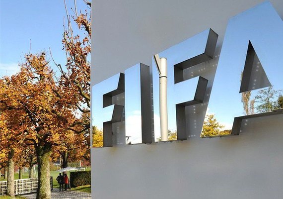 Médico da Fifa sugere punição a jogador que cuspir em campo