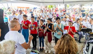 PM leva música e diversão a crianças na orla de Maceió