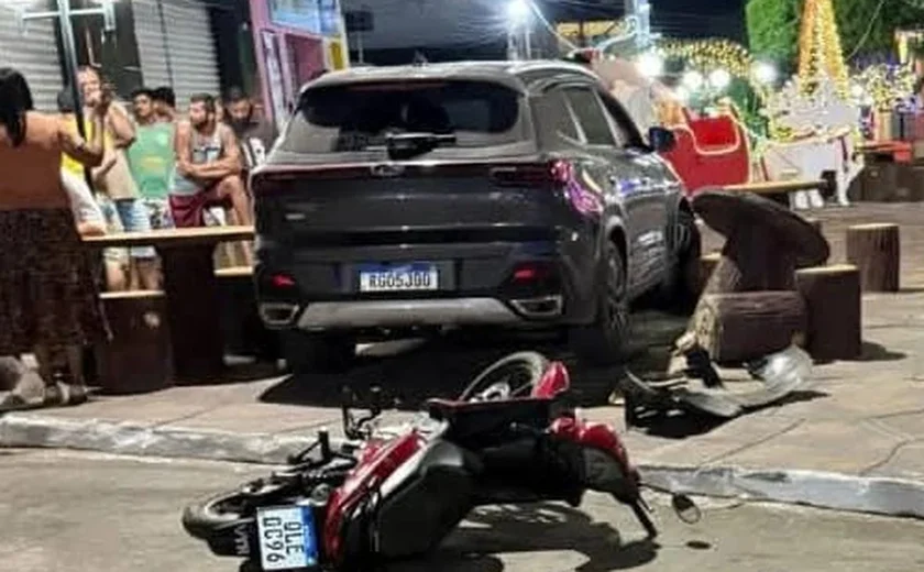 Carro invade calçadão e causa destruição em Feira Grande