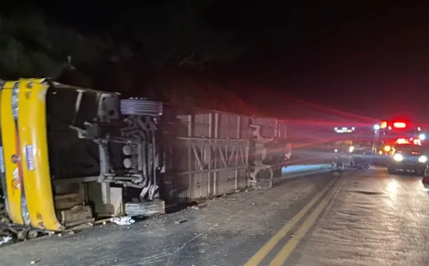 Cinco pessoas morrem após ônibus que partiu de Arapiraca tombar em Minas Gerais