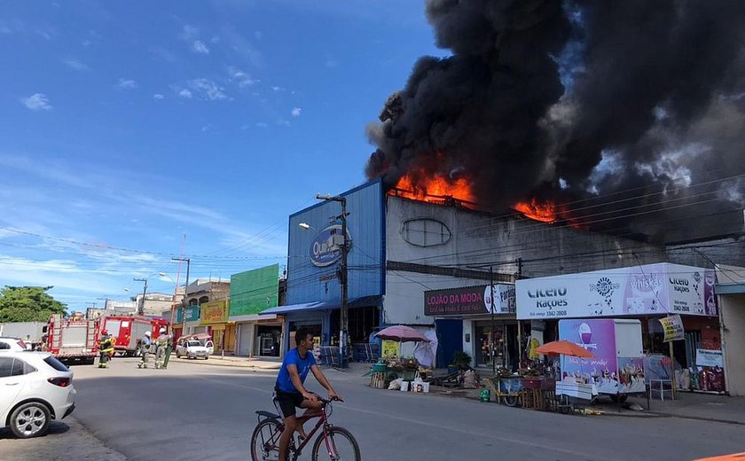 Incêndio atinge loja de descartáveis na Feirinha do Tabuleiro