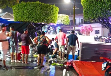 Pajero invade praça e atropela oito pessoas em Joaquim Gomes