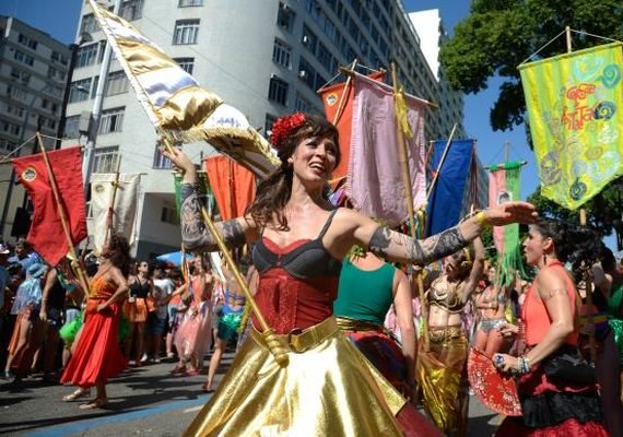 Foliões ocupam ruas do Rio de Janeiro em quase 50 blocos neste domingo