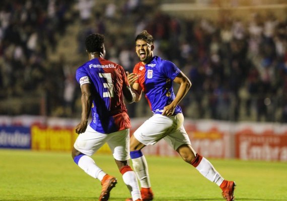 Paraná derrota o líder Bragantino e encosta na briga pelo G4