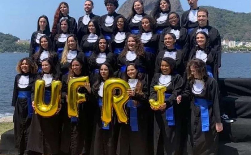 Foto de formandos da UFRJ com jota pequeno viraliza nas redes sociais