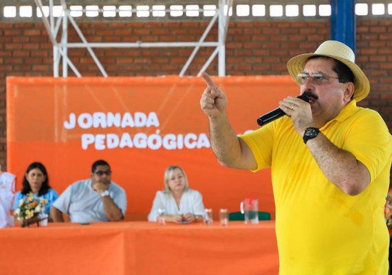 Prefeito Gilberto Gonçalves participa de reunião de pais na Escola Gustavo Paiva