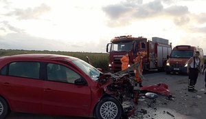 Carro fica destruído após colisão com carreta na BR-424 em Marechal Deodoro