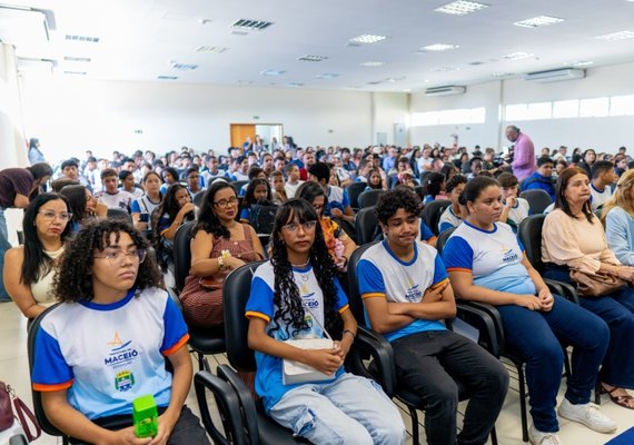 Poema escrito por estudante vira inspiração para debate sobre bullying nas escolas de Maceió