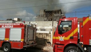 Cozinha de restaurante pega fogo no Comércio da capital alagoana