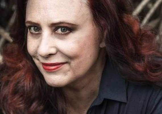 Após pedir emprego, atriz de 69 anos entra em 'Rock Story' e transa com galã