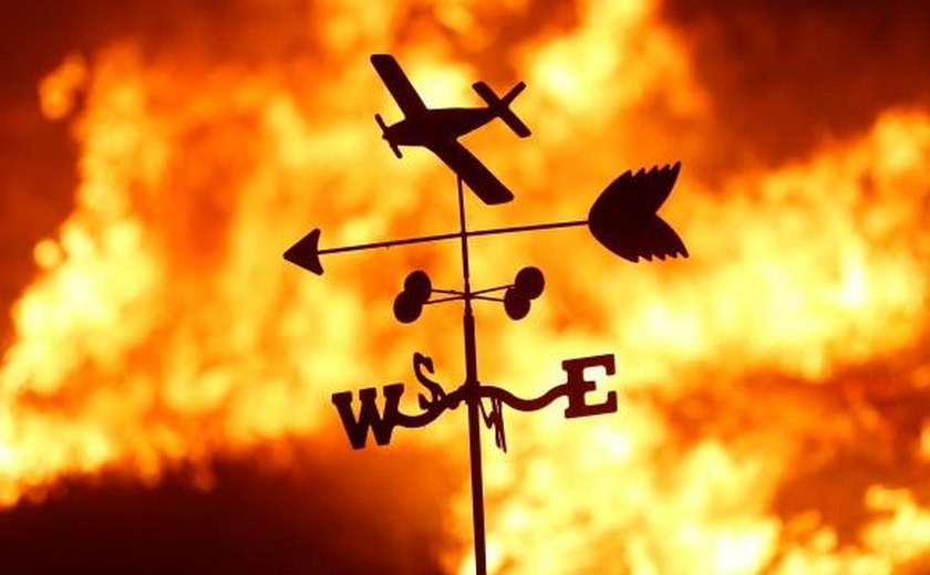 Ventos atiçam incêndios florestais na Califórnia e obrigam retiradas em massa