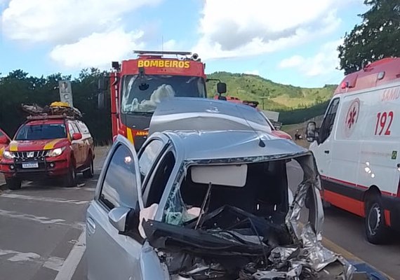 Colisão entre ônibus e veículo de passeio deixa um morto e dois feridos na BR-316