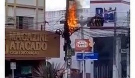 Postes de iluminação pública pegam fogo em dois locais distintos no Centro de Arapiraca