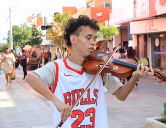Músico japonês leva arte ao Centro de Maceió e encanta transeuntes
