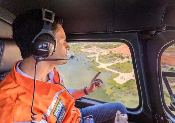 Prefeito de Maceió, JHC, sobrevoa área de risco para monitorar rachaduras