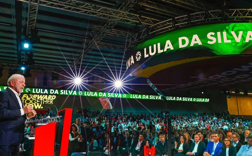 Lula fala para milhares na Espanha e pede coerência dos progressistas