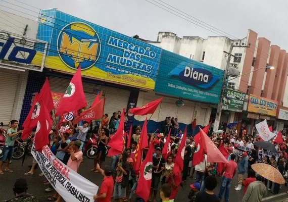 Trabalhadores fazem manifestação no centro de Arapiraca