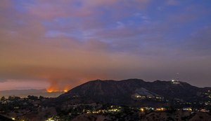 Los Angeles começa a controlar maior incêndio florestal da história da cidade