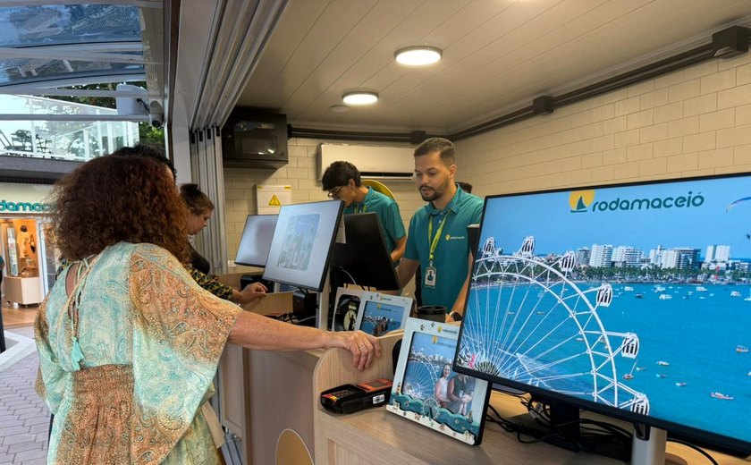 Primeira roda-gigante do Nordeste completa 1 mês de operação oficial e movimenta turismo em Maceió